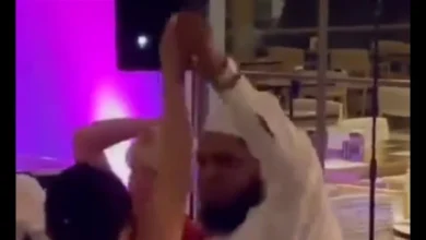 Photo of بعد اعتلاء قطة على كتفه.. انتشار فيديو للإمام الجزائري وهو يرقص مع فتاتين ما حقيقته؟