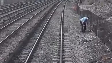 Photo of مشهد مخيف.. طفل مصاب بالتوحد يتنقل على سكة حديد مكهربة بين القطارات!