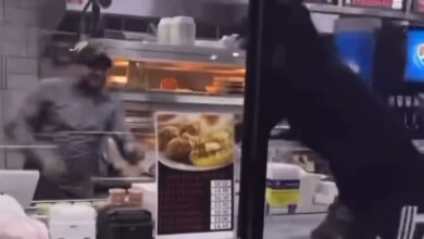 Photo of بالفيديو: سرقة مطعم وتحطيم زجاج سيارة