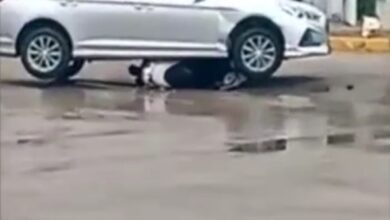 Photo of سائق سيارة يدهس دراجة نارية ويوقع صاحبها بعد قيامه بسرقة جزء من أمواله.