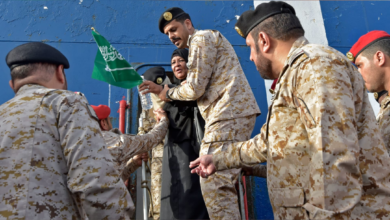 Photo of “سجدوا لله شكرا” عند وصولهم السعودية.. فيديو لردة فعل أشخاص أُجلوا من السودان