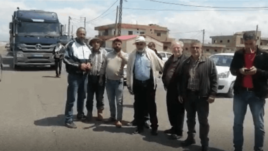 Photo of مزارعون يقطعون الطريق في العبدة.. ما السبب؟ (فيديو)
