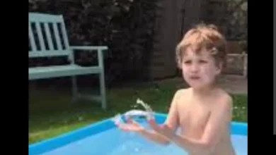 Photo of هكذا شكر طفل متوحد لا يجيد الكلام على الإطلاق جده عندما وضع له مياه دافئ في حوض السباحة