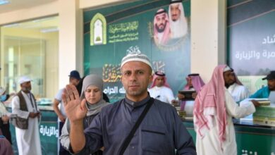 Photo of توزيع هدية خادم الحرمين الشريفين على الحجاج المغادرين بمنفذ حالة عمار.