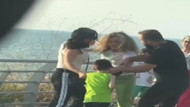 Photo of إشكال “كبير” وتدافع بين إمرأة وممثلة لبنانيّة مشهورة جدّاً… شاهدوا بالفيديو ما حصل في منطقة الضبية!