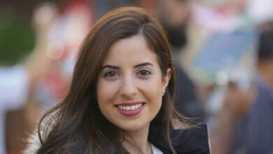 Photo of بغياب زوجها… هكذا احتفلت مذيعة أخبار الـ”ال بي سي” بالذكرى الأولى لزفافها (فيديو)