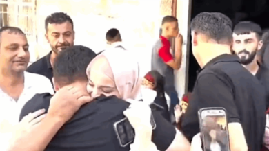 Photo of لقاء مؤثر لأسير فلسطيني مع ابنته بعد 20 عاماً من الفرق إليكم الفيديو