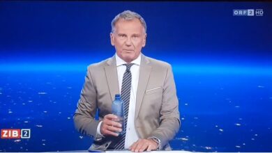 Photo of شاهد.. إعلامي شهير يسكب الماء على رأسه في نهاية نشرته الإخبارية والسبب؟