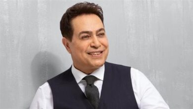 Photo of حكيم بموقف محرج للغاية.. لم يتمالك نفسه من الضحك في عزاء صديقه