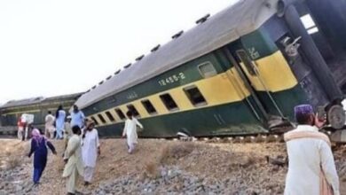 Photo of مقتل 25 شخصًا بعد خروج قطار عن مساره في باكستان
