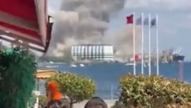 Photo of ‏تصاعد أعمدة دخان كثيفة بعد أنباء عن انفجار في ميناء ديرينس التركي شرقي اسطنبول