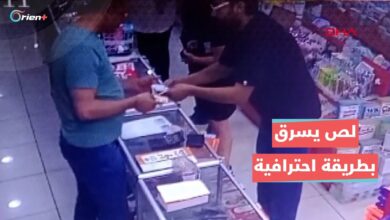 Photo of مستخدماً يده بخفّة .. لص ماكر يخدع بائعاً ويسرقه أمام عينيه بطريقة احترافية في إسطنبول