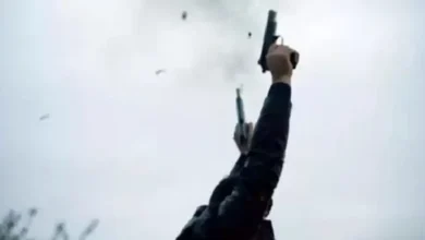 Photo of مشهد محزن لام فقدت ابنها في اشتباكات وادي الزينة منذ بعض الوقت