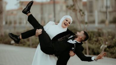 Photo of بفكرة خارج الصندوق.. شاهد عروساً مصرية تحمل زوجها وتثير الجدل
