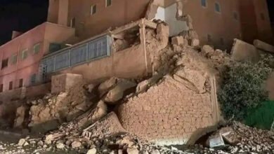 Photo of بالصورة: شاب يغادر منزله بعد زلزال المغرب… وهذا ما أخذه معه