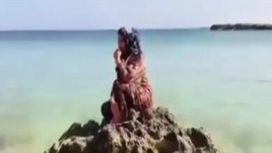 Photo of مشهد مُؤثّر جدّاً… سيّدة تنتظر خروج جثث أحبائها من البحر! (فيديو)