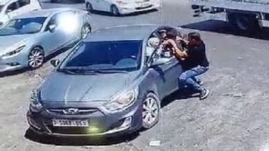 Photo of شاب ينقذ طفلاً بعد أن أغلقت نافذة باب السيارة على رأسه