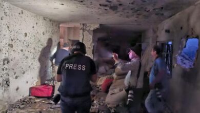 Photo of أضرار كبيرة بالقصف… صورٌ من منزل شهيدَي شبعا