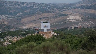 Photo of الجيش الإسرائيلي يُحاصر صحافيين بالقرب من تلة العباد