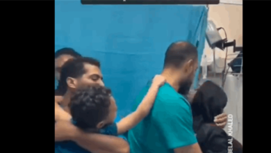 Photo of طبيب فلسطيني يتلقى نبأ استشهاد ابنه وهو في عمله في المستشفى.. مشهد يندى له الجبين (فيديو)