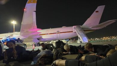 Photo of صور متداولة للمستشار الألماني والوفد المرافق له ينبطحون أرضاً؛ خشية من الصواريخ في مطار “بن غريون”