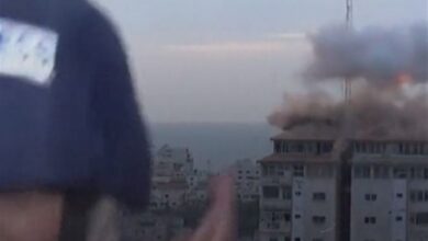 Photo of بالفيديو- لحظة سقوط صاروخ على “برج فلسطين” في غزة مباشرة على الهواء!