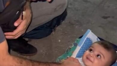 Photo of مشهد يخطف القلوب لصحافي يلاعب طفلُا فلسطينيًا في غزة نجا من القصف