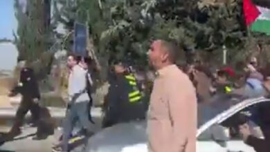 Photo of بالفيديو…حشود كبيرة من المواطنين في الأردن تتوجه إلى الحدود مع فلسطين المحتلة حيث عززت قوات الأمن الأردنية من إجراءاتها