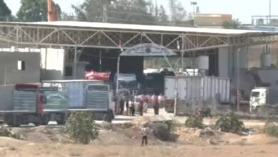 Photo of بالفيديو: دخول أوّل قافلة مساعدات إلى غزّة