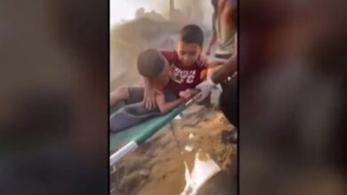 Photo of مقطع مؤثر لأولاد ناجيين من القصف الإسرائيلي يقولون “شكرا يا إسعاف ” لقد أنقذتوا حياتنا