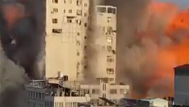 Photo of بالفيديو-قصف أعلى برج في غزة الذي تقطنه 100عائلة