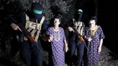 Photo of تفاصيلٌ “مثيرة” ترويها الرهينة الإسرائيلية المفرج عنها… “يؤمنون بالقرآن!”