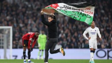 Photo of مشجّع يقتحم ملعب مباراة مانشستر يونايتد وكوبنهاغن حاملًا علم فلسطين ..