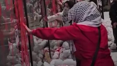 Photo of بالفيديو: تلطيخ القنصلية… بالأحمر