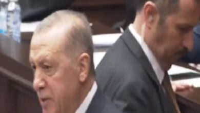 Photo of بالفيديو… هذا ما فعله حارس أردوغان الشخصي خلال كلمة للرئيس التركي!
