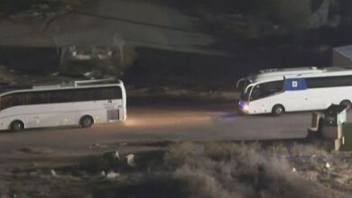 Photo of بالفيديو – لحظة لقاء الأسيرتين من القدس بعائلتهما بعد الإفراج عنهما ضمن صفقة تبادل الأسرى