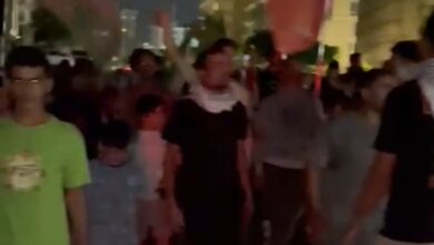 Photo of توجه عدد من المتظاهرين نحو السفارة المصرية دفاعًا عن القضية الفلسطينية