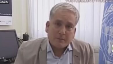 Photo of المتحدث باسم الأونروا يجهش بالبكاء لهول ما شهده في مدرسة الأونروا بعد انتهاء مقابلته مع الجزيرة