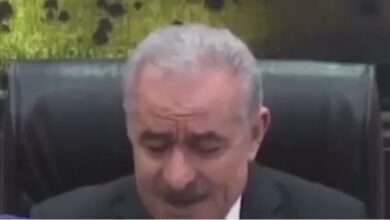 Photo of بالفيديو: رئيس وزراء ينهار باكياً