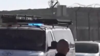 Photo of بالفيديو: شاحنة تقل أسرى فلسطينيين من سجون إسرائيلية