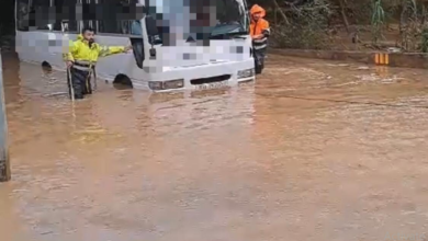 Photo of بالصور- انقاذ 23 تلميذاً داخل باص بسبب السيول