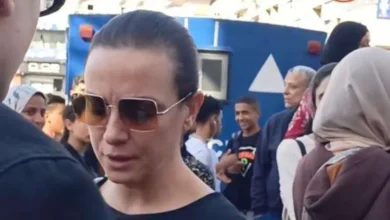 Photo of دينا الشربيني و حنان مطاوع  يواسون ريهام عبد الغفور بوفاة والدها