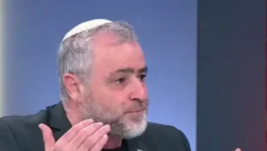 Photo of بالفيديو..الصحفي الإسرائيلي شمعون ريكلين: انا مع جرائم الحرب و لا أستطيع النوم من دون مشاهدة بيوت غزة تنهار