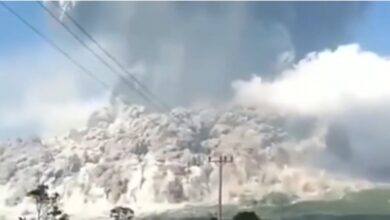 Photo of بالفيديو: قتلى جراء ثوران بركان في إندونيسيا