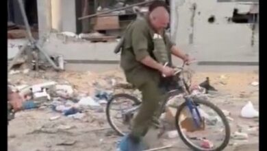 Photo of يلهون ويضحكون فوق الخراب.. فيديو لجنود إسرائيليين يشعل نارا