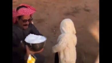 Photo of في السعودية.. ناقة ترفس طفلاً أمام والده أثناء تناول حليبها